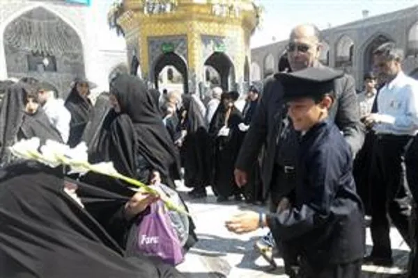 استقبال از زائران خردسال امام رضا(ع) با گردنبندهای ضامن آهو