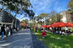 Muslimische Studenten in Melbourne finden neuen Weg, um gegen unangemessenen Gebetsplatz zu protestieren.