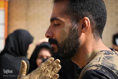 آیین «گل‌مالی» صبح عاشورا در فولادشهر اصفهان