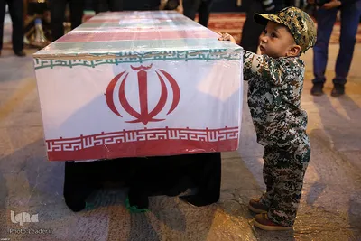 حضور رهبر معظم انقلاب در کنار پیکر شهید حججی