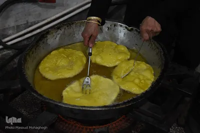 پخت و توزیع نان محلی در سمنان