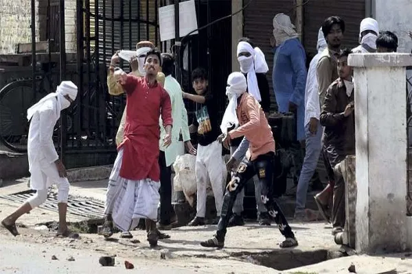 ‘मजबूरन पत्थरबाजी करनी पड़ती है’, जुमे के दिन बवाल पर सपा सांसद का विवादित बयान