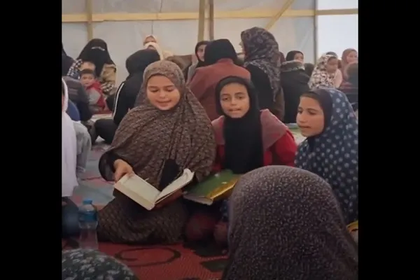 آموزش قرآن کودکان از سوی زنان آواره فلسطینی در خان یونس + فیلم