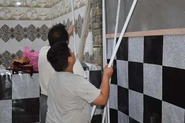 İraqlı yaşlı qadın evini Quran məktəbinə çevirib