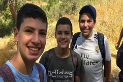 Üç fələstinli yeniyetmə Quranı əzbərlədirlər