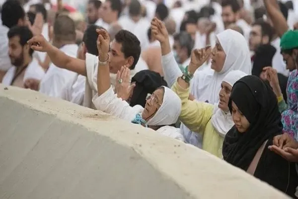 الحجاج يبدأون رمي جمرة العقبة بأول أيام عيد الأضحى + صور و فيديو