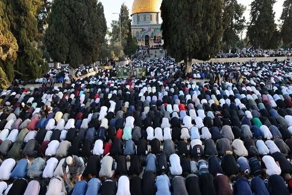 Filistinliler Cuma namazı için Mescid-i Aksa’ya akın etti