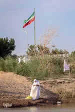 مراسم غسل تعمید منداییان در کنار رودخانه کارون