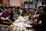 سفره‌های افطاری در جوار آستان علوی