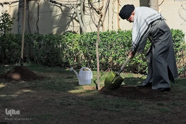 Irán: el ayatolá Jamenei planta tres árboles y reitera la importancia de la conservación del medio ambiente