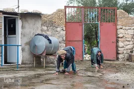 علی و فاطمه قنبری، ۲۶ و ۲۴ساله به صورت مادرزادی فلج هستند و هردو توانایی راه رفتن را ندارند.