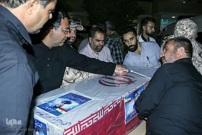 وداع پدر با کودک شهید حادثه تروریستی حرم شاهچراغ