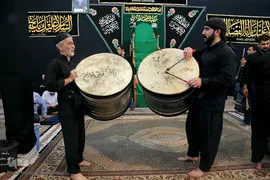 ⁨دسته‌ی عزاداری «مشق شمشیر» در قم⁩