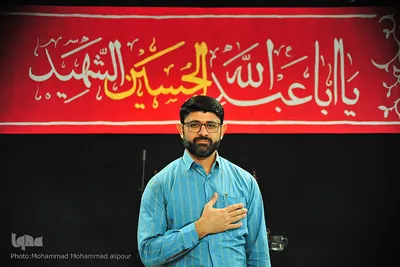 امین پارساپور، 42 ساله، مدیر خدمات کامپیوتری.  از 3 سالگی روضه می‌رفته است. می‌گویم: امام حسین، می‌گوید: شهید راه نماز.