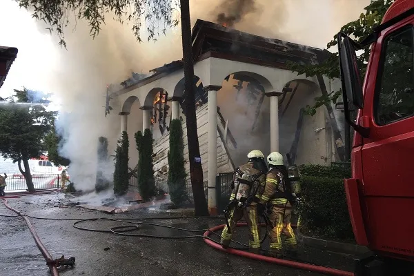 Turchia: domato incendio in storica moschea di Istanbul