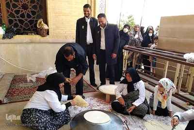 پخت نان سنتی صلواتی در حرم شاهچراغ(ع)‎‎
