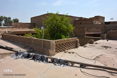 خانه‌های همجوار مسجد نشان از قدمت مسجد دارد.