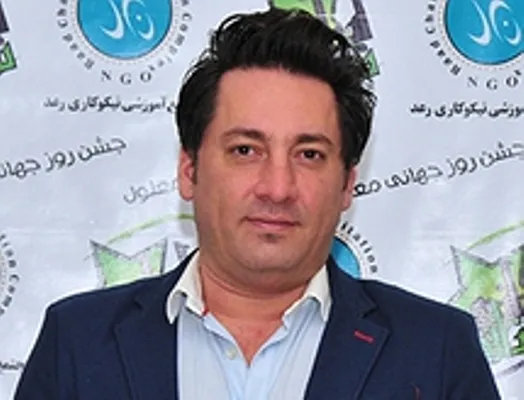 حمید خندان «خاک پاک» را می‌خواند