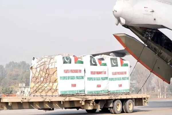 پاکستان کی غزہ کیلئے انسانی امداد کی تیسری کھیپ مصر پہنچ گئی