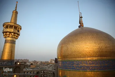 تعویض پرچم گنبد حرم مطهر رضوی در آغاز ماه محرم‎