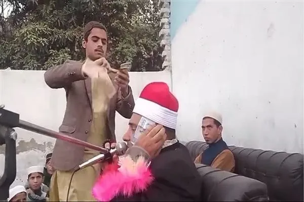 Misirli qarinin Pakistanda tilavət zamanı pul səpilməsinə reaksiyası