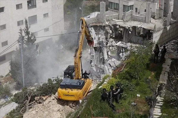 İsrail güçleri Batı Şeria'da Filistinlilere ait evi yıktı