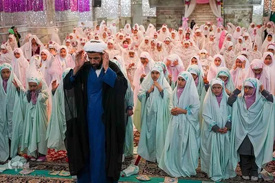 آیین جشن تکلیف جمعی از دختران دانش‌آموز شیرازی در حرم مطهر حضرت شاهچراغ(ع) 