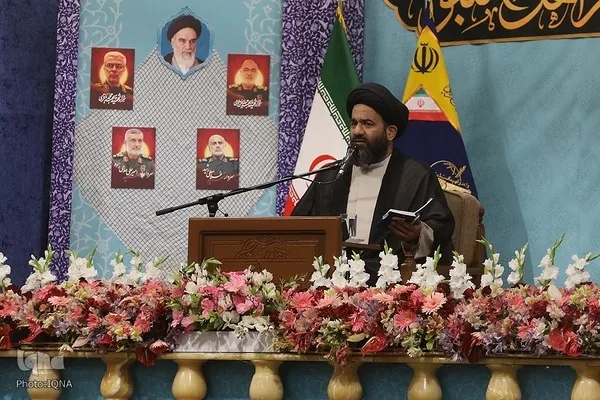 جامعه‌ای پیروز است که در کنار ولی زمانش بایستد