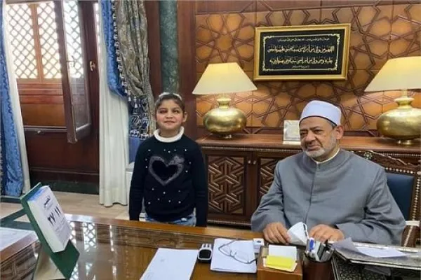 شيخ الأزهر يحقق أمنية طفلة فلسطينية كفيفة أتمت حفظ القرآن