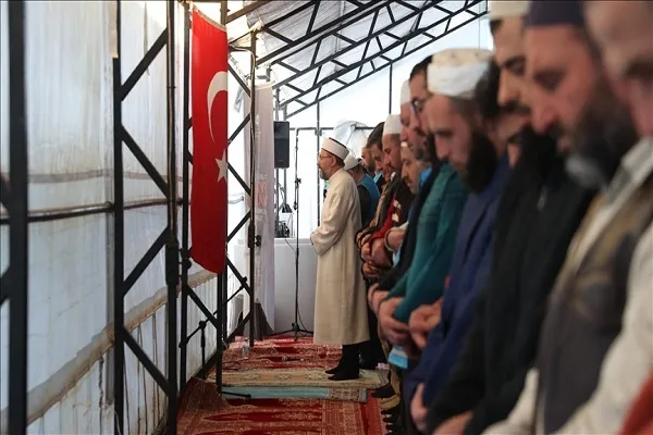 رئيس الشؤون الدينية التركية يؤدي صلاة الجمعة في هطاي المنكوبة