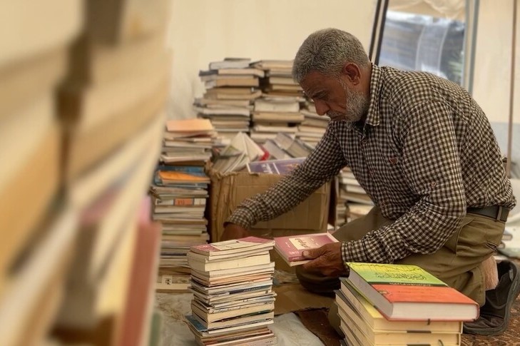 Gazzeli sahaf, evinin enkazından çıkardığı kitaplarla kütüphanesini yeniden oluşturdu Gazzeli sahaf, evinin enkazından çıkardığı kitaplarla kütüphanesini yeniden oluşturdu