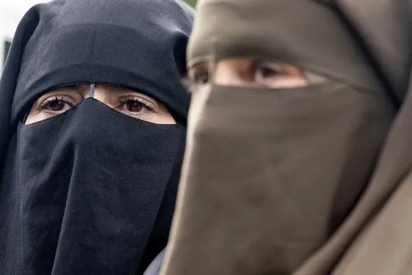 Kırgızistan’da halka açık yerlerde burka ve peçe takmak yasaklandı
