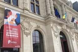 Journée internationale des droits des femmes : la banderole de la mairie de Poitiers crée la polémique