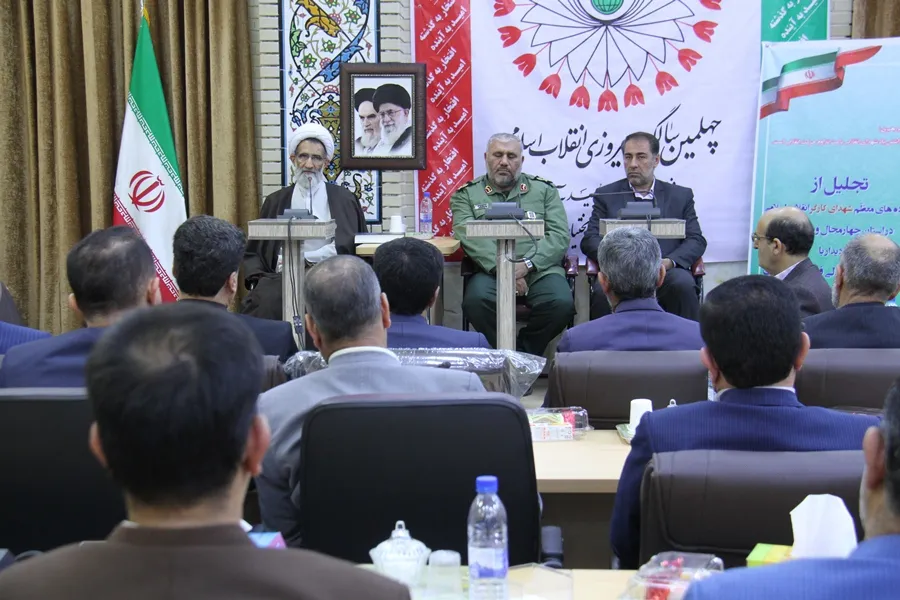 پیام رهبر انقلاب و شهدا ایستادگی در برابر دشمنان است