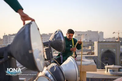 تعویض پرچم گنبد رضوی همزمان با آغاز ماه ربیع‌الاول
