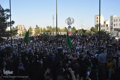 اجرای سرود «سلام فرمانده» در میدان جمهوری شهر سمنان