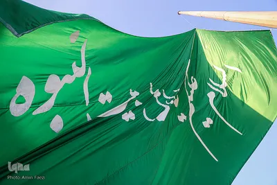 آیین برافراشتن پرچم بزرگ سبزفام در بین‌الحرمین شیراز