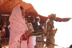 Tchad : des filles d'une école coranique offrent un Coran à la ministre de la Femme
