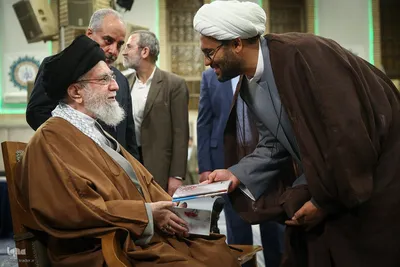 دیدار جمعی از شاعران و اهالی فرهنگ و ادب فارسی با ر هبر معظم انقلاب