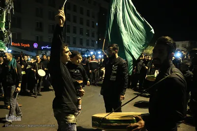 دسته عزاداری شاه حسین گویان در میدان منیریه 