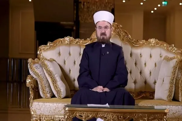 الاتحاد العالمي لعلماء المسلمين يرد على تصريحات ماكرون عن الإسلام