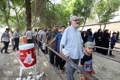 توزیع بسته‌های غذایی طرح «ضیافت علوی» در اهواز 