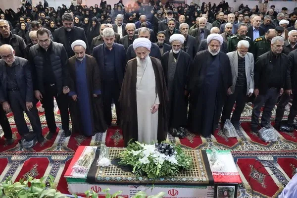عکس | اقامه نماز نماینده ولی فقیه در مازندران بر پیکر مادر شهیدان «یوسفی بنتی»