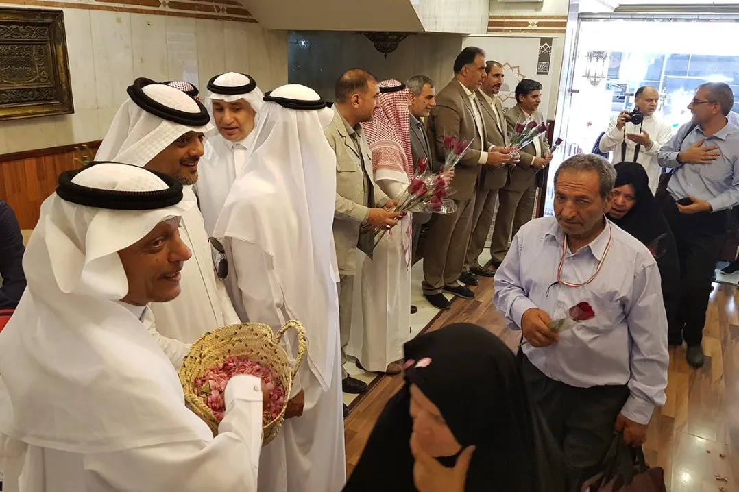 عربستان با گل و شیرینی از کاروان زائران ایرانی استقبال کرد
