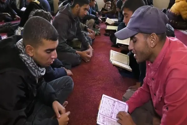 700 طالب وطالبة يسردون القرآن في مواصي خانيونس