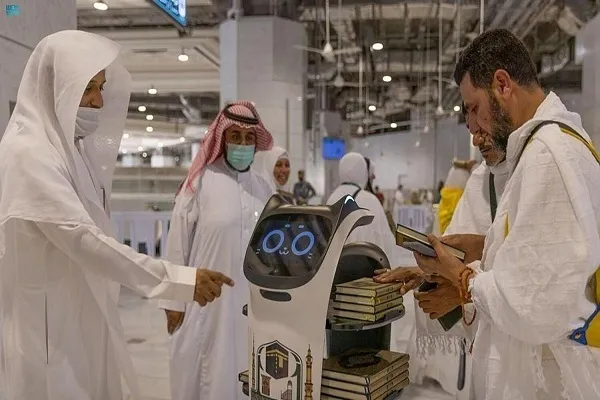 Mga Robot na Ginamit upang Ipamahagi ang Qur’an sa mga Peregrino