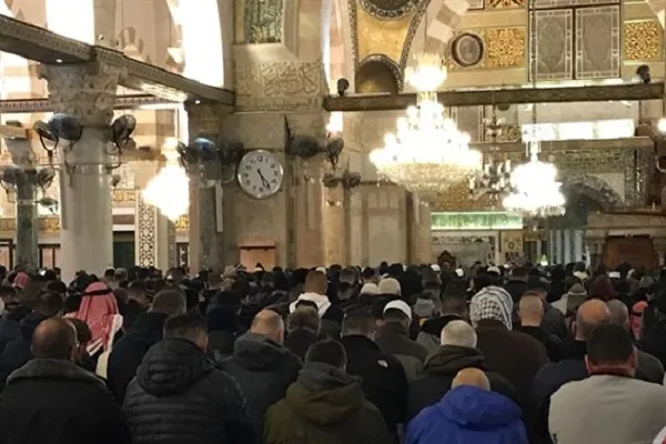 الآلاف يؤدون صلاة 