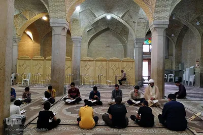 جزء خوانی دانش آموزان در شبستان مسجد وکیل شیراز