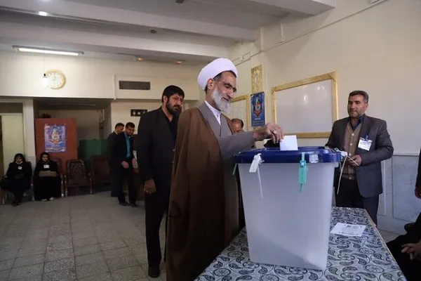 نماینده ولی‌فقیه در چهارمحال‌وبختیاری رأی خود را به صندوق انداخت