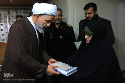 تجلیل از مادر ناخدا سوم شهید علی اصغر سلیمانی، از شهدای قرآنی نیروی دریایی ارتش